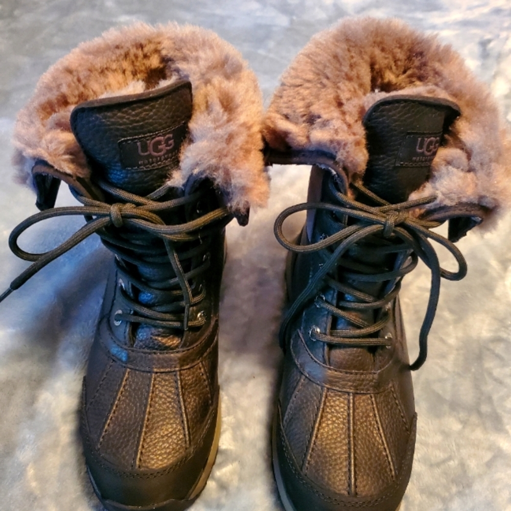 UGG ADIRONDACK III BOOT-NWOT